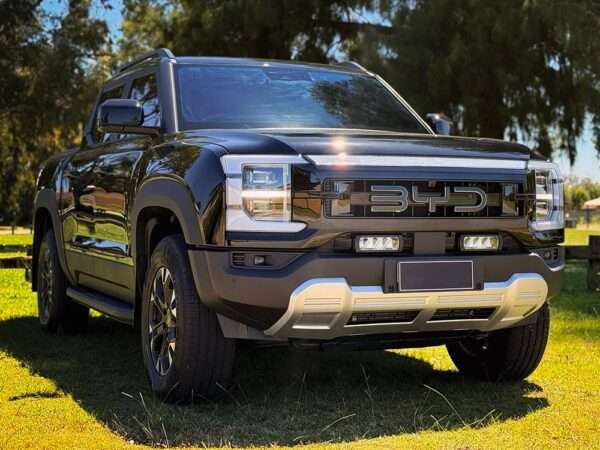 BYD Shark (2024+) - Kit de Montagem para Grelha (Inclui: 2x Triple-R 750 Beacon, 1x Suporte de Montagem para Grelha, 1x Kit de Cablagem)