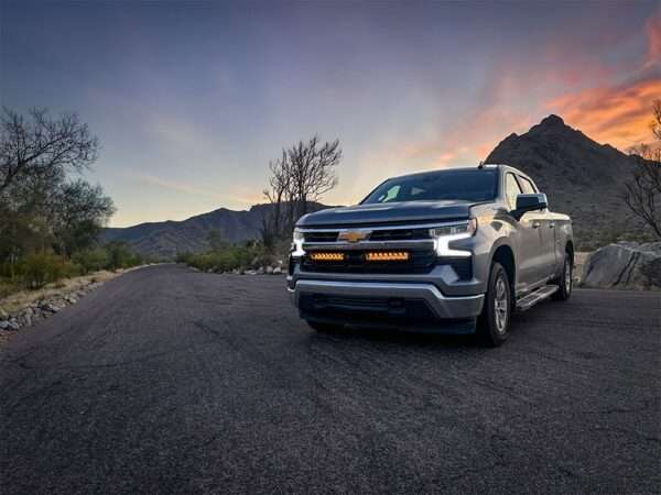 Chevrolet Silverado 1500 (2023+) - Kit de Montagem para Grelha (inclui: 2x Triple-R 1000 Elite, 1x Suportes de Montagem para Grelha, 1x Kit de Cablagem)