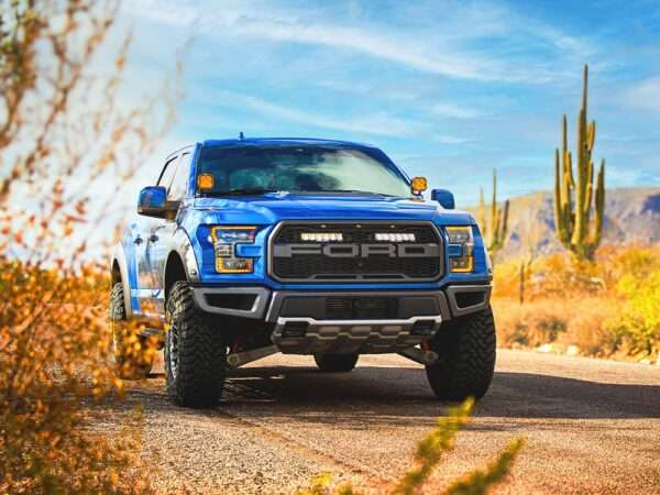 Ford F-150 Raptor (2017-2020) - Kit de Montagem para Grelha (inclui: 2x Carbon-6 Spot, 1x Suportes para Grelha, 1x Kit de Cablagem)