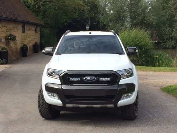 Ford Ranger (2016-2018) - Kit de Montagem na Grelha (inclui: 2x Triple-R 750 Wide, 1x Suportes de Montagem na Grelha, 1x Kit de Cablagem)