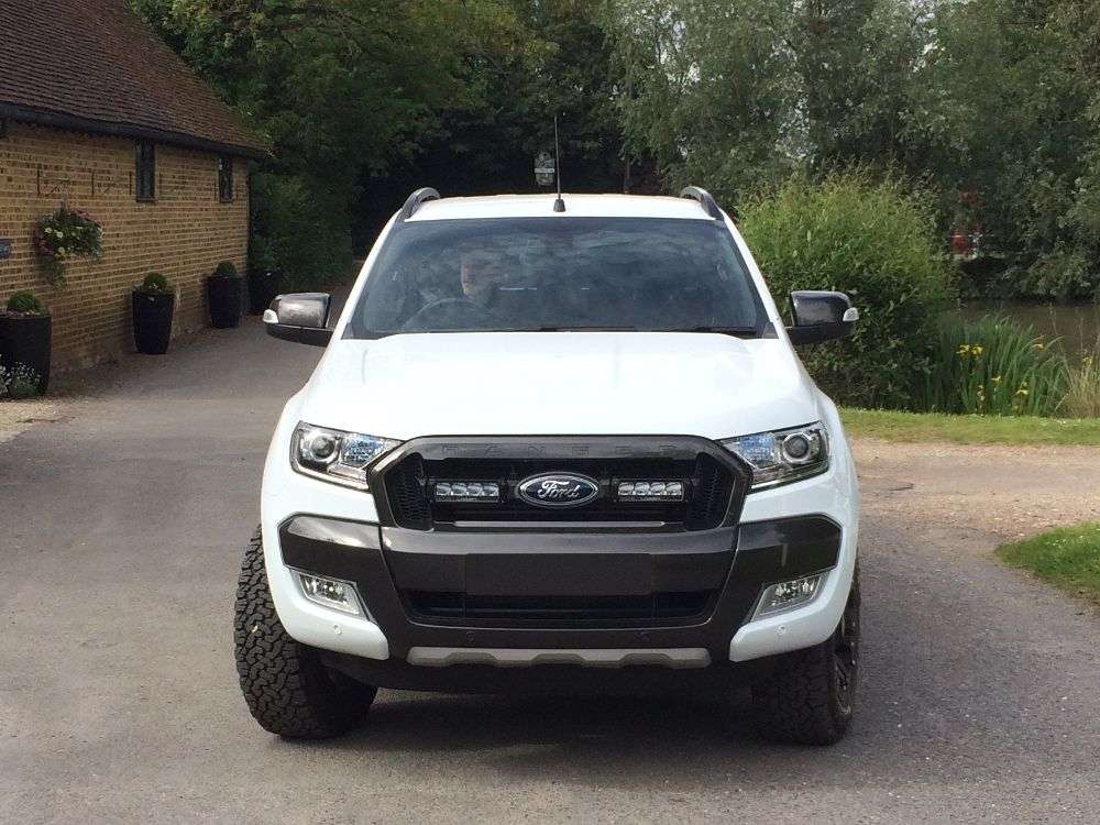 Ford Ranger (2016-2018) - Kit de Montagem na Grelha (inclui: 2x Triple-R 750 Wide, 1x Suportes de Montagem na Grelha, 1x Kit de Cablagem)