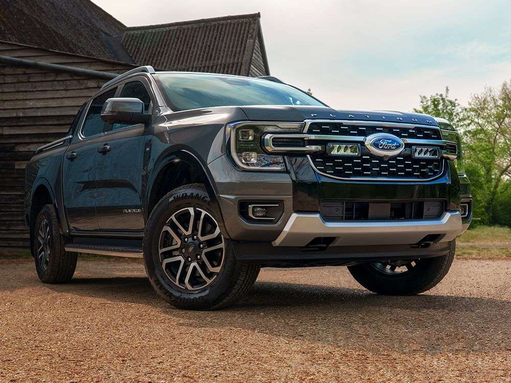Ford Ranger Platinum (2023+) - Kit de Montagem da Grelha (inclui: 2x Triple-R 750, 1x Suportes de Montagem da Grelha, 1x Kit de Cablagem)