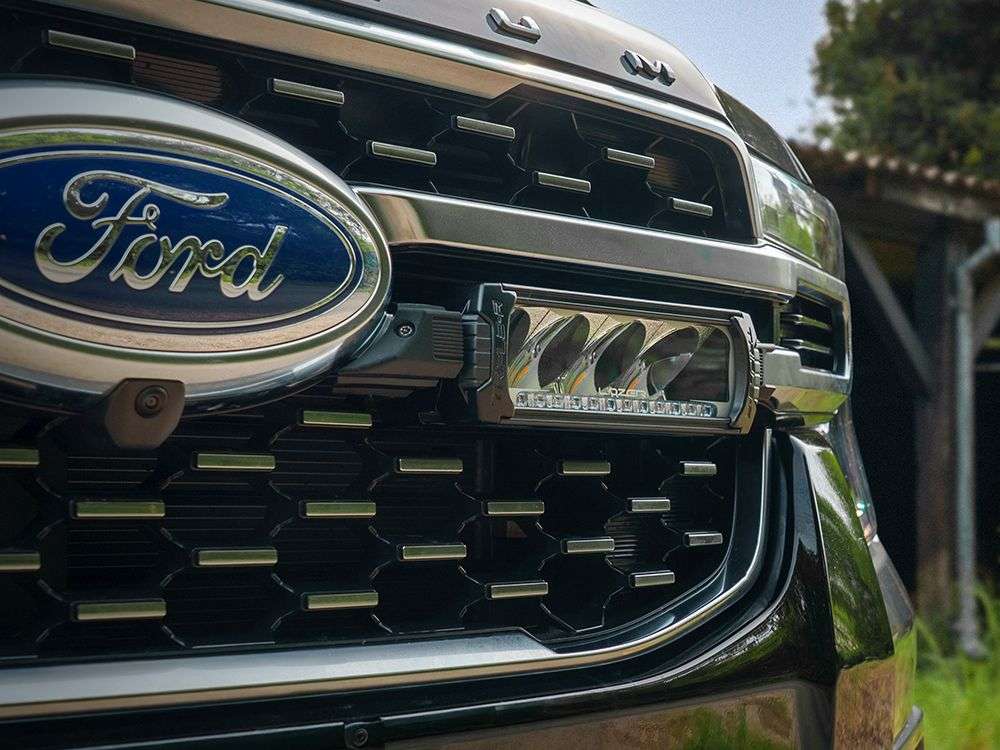 Ford Ranger Platinum (2023+) - Kit de Montagem da Grelha (inclui: 2x Triple-R 750, 1x Suportes de Montagem da Grelha, 1x Kit de Cablagem) - Image 2