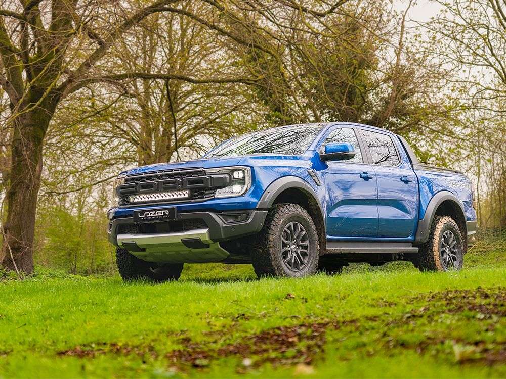 Ford Ranger Raptor (2023+) - Kit de Montagem para Grelha (inclui: 1x Triple-R 16 Elite (Gen2) mais Kit de Cablagem, 1x Suportes de Montagem para Grelha)