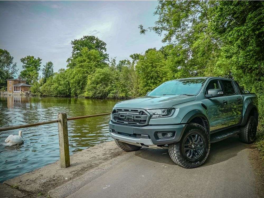 Ford Ranger Raptor (2018-2022) - Kit de Montagem para Grelha (inclui: 1x Linear-24 Elite, 1x Suportes de Montagem para Grelha, 1x Kit de Cablagem)