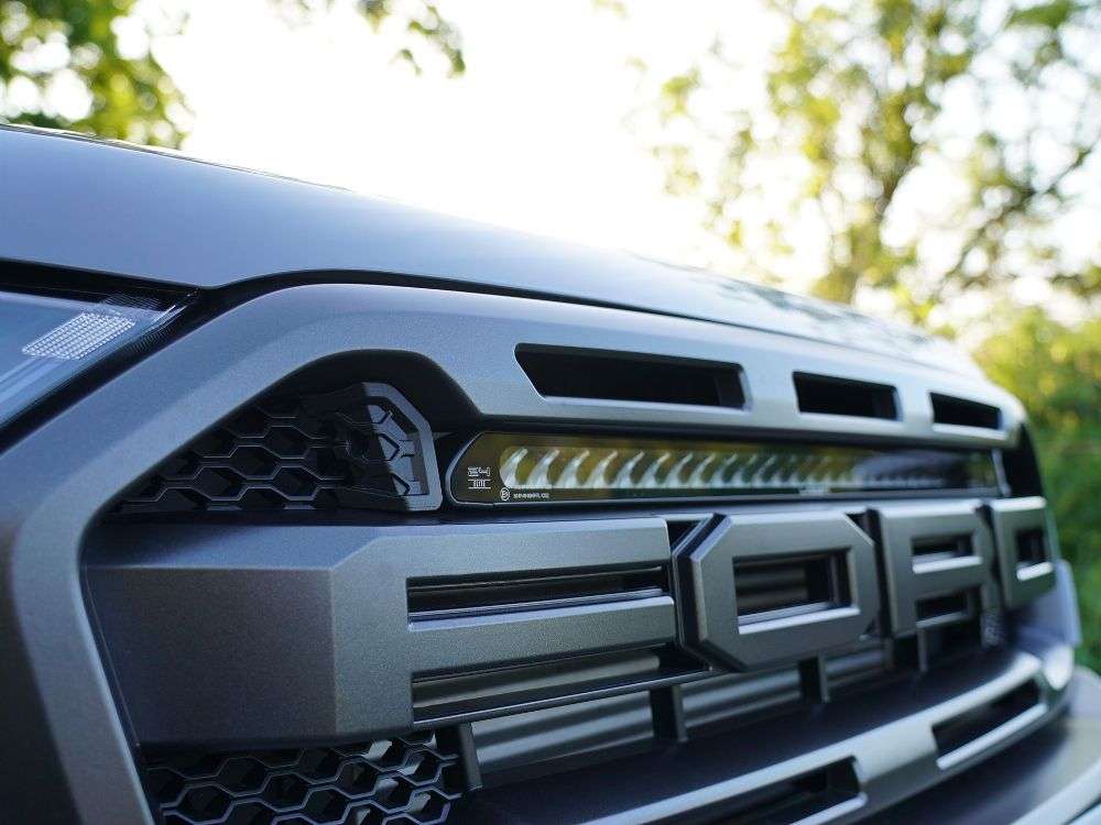 Ford Ranger Raptor (2018-2022) - Kit de Montagem para Grelha (inclui: 1x Linear-24 Elite, 1x Suportes de Montagem para Grelha, 1x Kit de Cablagem) - Image 3