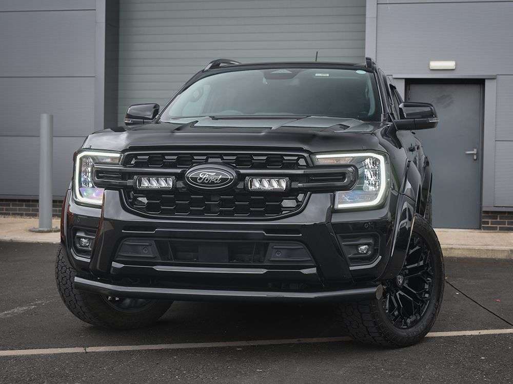 Ford Ranger Wildtrak (2023+) - Kit de Montagem para Grelha (inclui: 2x Triple-R 750 Elite, 1x Suportes de Montagem para Grelha, 1x Kit de Cablagem)