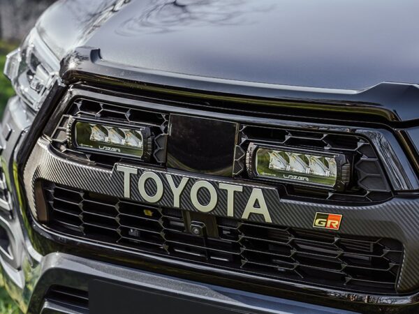 Toyota Hilux GR Sport (2022+) - Kit de Montagem para Grelha (inclui: 2x Triple-R 750 Wide, 1x Suportes de Montagem para Grelha, 1x Kit de Cablagem)