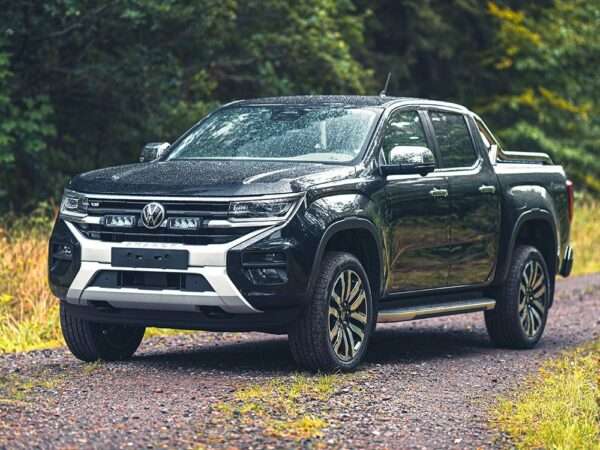VW Amarok (PanAmericana / Aventura) (2023+) - Kit de Iluminação na Grelha (inclui: 2x Triple-R 750 Beacon, 1x Suportes de Montagem na Grelha, 1x Kit de Cablagem)