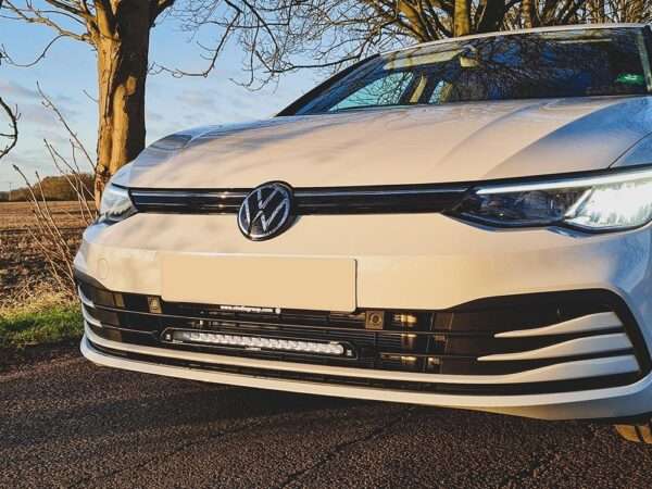VW Golf MK8 (2020-2024) - Kit de Iluminação para Grelha (inclui: 1x Glide, 1x Suportes de Montagem para Grelha, 1x Kit de Cablagem)