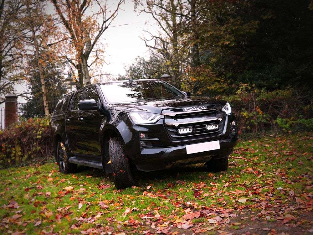 Isuzu D-Max (2023+) - Kit de Montagem para Grelha (inclui: 2 x Triple-R 750 Beacon, 1 x GM-DMAX-02K, 1 x Kit de Cablagem)