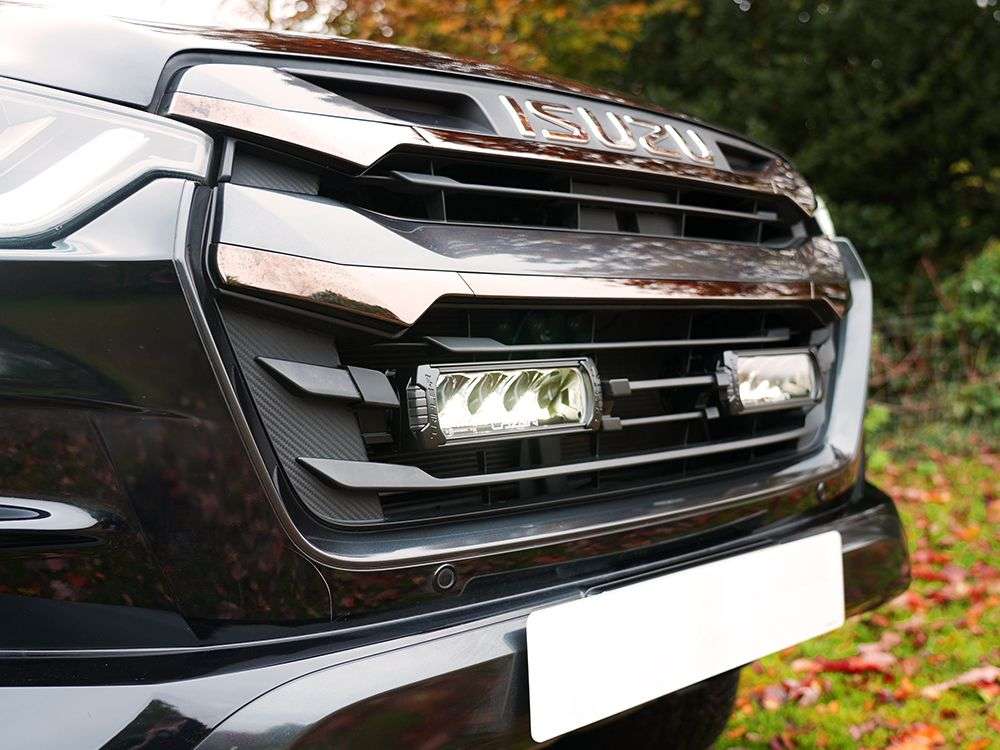 Isuzu D-Max (2023+) - Kit de Montagem para Grelha (inclui: 2 x Triple-R 750 Elite (Gen2), 1 x GM-DMAX-02K, 1x Kit de Cablagem) - Image 3