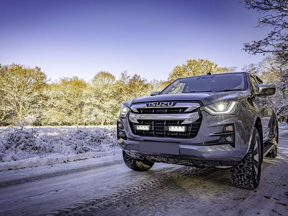 Isuzu D-Max (2021-2022) - Kit de Montagem para Grelha (inclui: 2 x Triple-R 750 Wide, 1 x GM-DMAX-01K, 1 x Kit de Cablagem)