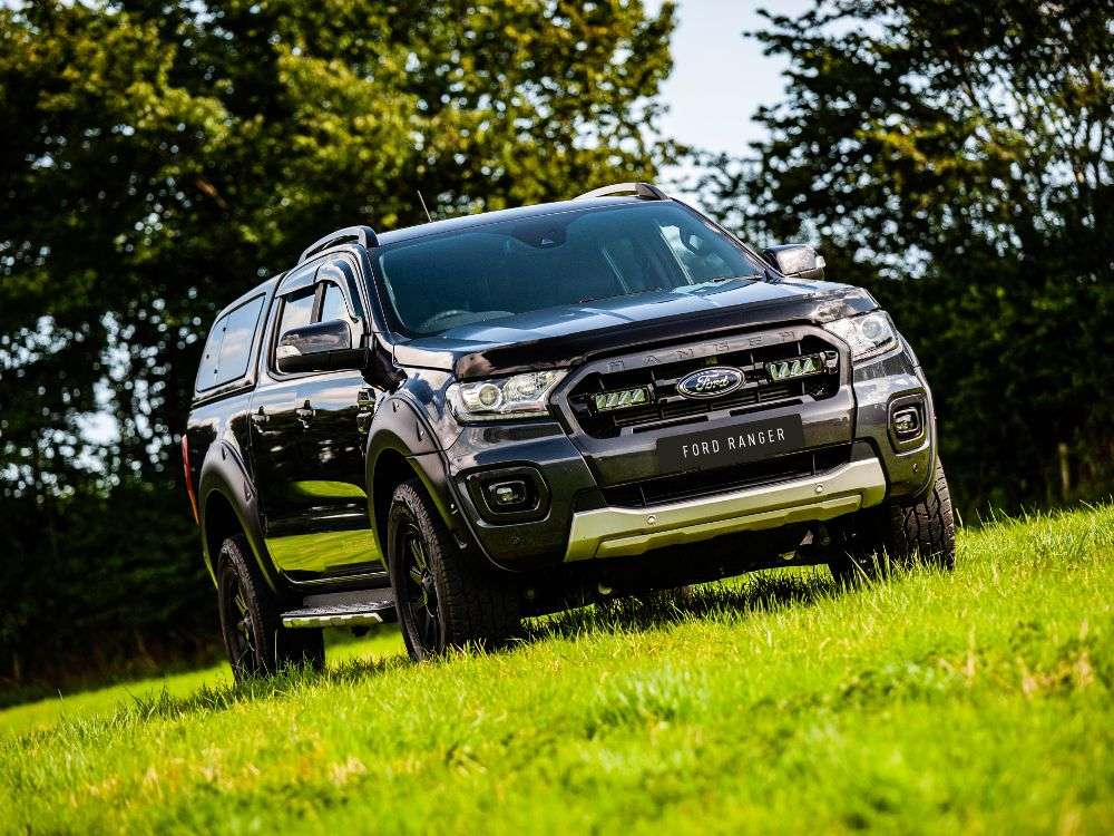 Ford Ranger (2019-2022) - Kit de Montagem para Grelha (inclui: 2x Triple-R 750 Wide, 1x Suportes de Montagem para Grelha, 1x Kit de Cablagem)
