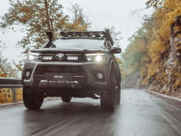 Toyota Hilux (2017-2020) - Kit de Montagem na Grelha (inclui: 2x Triple-R 750 Std (Gen2), 1x Suportes de Montagem na Grelha, 1x Kit de Cablagem)