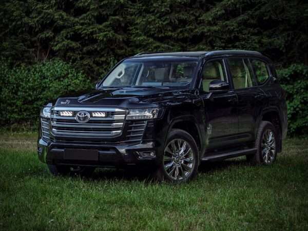 Toyota LC300 (2022+) - Kit de Montagem para Grelha (inclui: 2 x Triple-R 750 Std (Gen2), 1x Suportes de Montagem para Grelha, 1 x Kit de Cablagem)