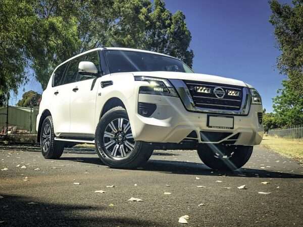 Nissan Patrol Y62 - Série 5 (2020-2022) - Kit de Montagem na Grelha (Inclui: 2x Triple-R 750 Std (Gen2), 1x Suportes de Montagem na Grelha, 1x Kit de Cablagem)