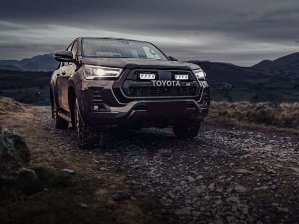 Toyota Hilux GR Sport (2022+) - Kit de Montagem para Grelha (inclui: 2x Triple-R 750 Elite, 1x Suportes de Montagem para Grelha, 1x Kit de Cablagem)