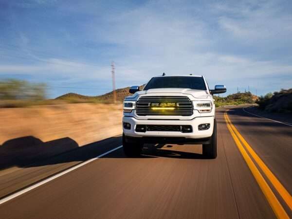 RAM 2500/3500 Laramie (2019-2024) - Kit de Montagem para Grelha (inclui: 1x Glide com PL, 1x Suportes de Montagem para Grelha, 1x Kit de Cablagem)