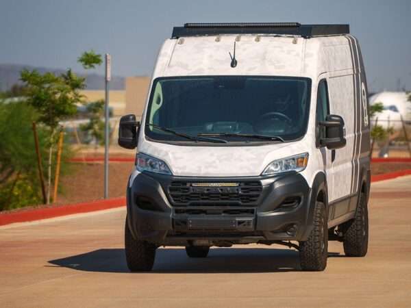 RAM ProMaster (2023+) - Kit de Montagem para Grelha (inclui: 1x Linear-18, 1x Suportes de Montagem para Grelha, 1x Kit de Cablagem)