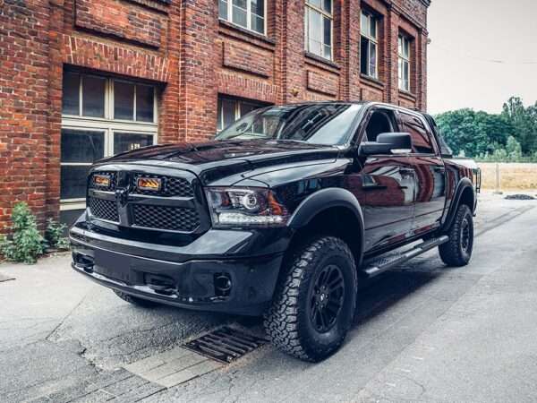 RAM 1500 (2013+) - Kit de Montagem para Grelha (inclui: 2x Triple-R 750 Elite (Gen2), 1x Suportes de Montagem para Grelha, 1x Kit de Cablagem)