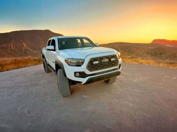 Toyota Tacoma TRD Sport/Offroad (2020-2023) - Kit de Montagem da Grelha (inclui: 2x Triple-R 750, 1x GM-TAC-01K, 1x Kit de Cablagem)