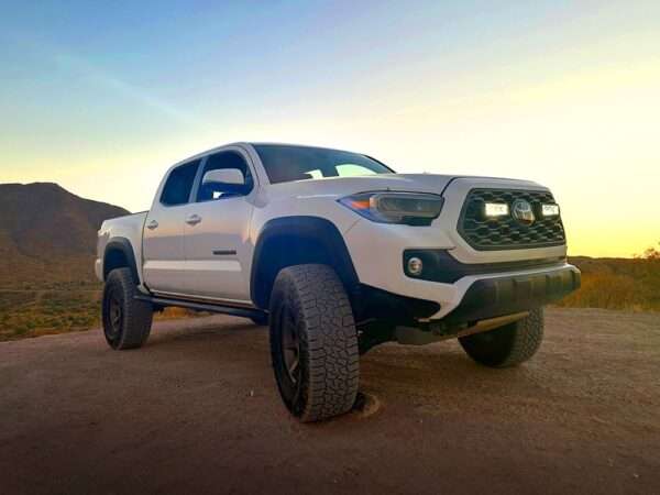 Toyota Tacoma TRD Sport/Offroad (2020-2023) - Kit de Montagem para Grelha (inclui: 2x Triple-R 750 Beacon, 1x GM-TAC-01K, 1x Kit de Cablagem)