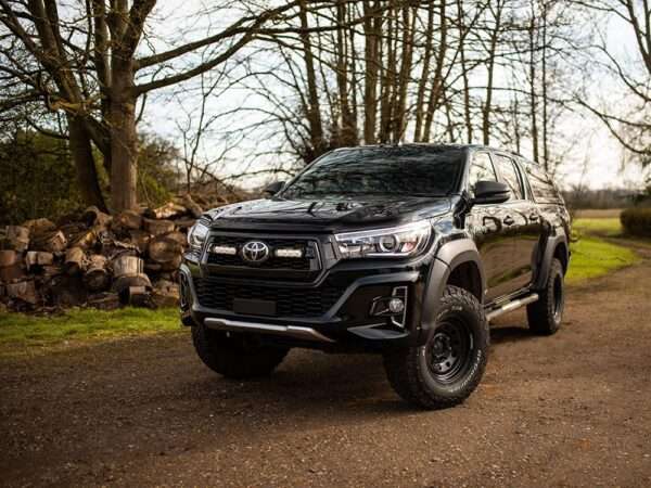 Toyota Hilux Invincible X (2017-2020) - Kit de Montagem para Grelha (inclui: 2x ST4 Evo, 1x Suportes de Montagem para Grelha, 1x Kit de Cablagem)