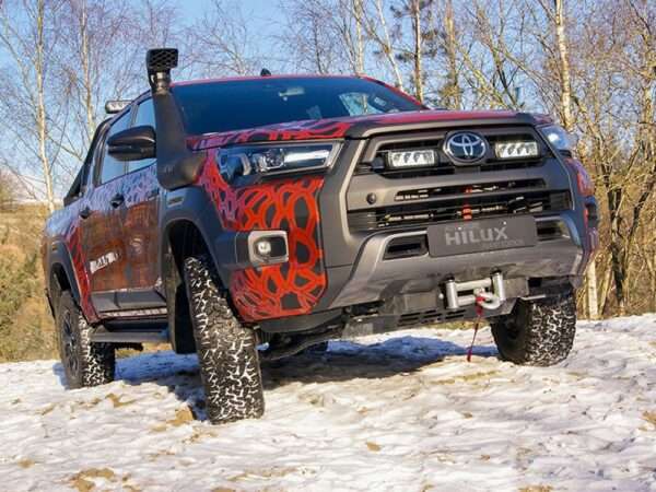 Toyota Hilux Invincible-X (2021+) - Kit de Montagem para Grelha (inclui: 2x Triple-R 750 Std (Gen2), 1x Suportes de Montagem para Grelha, 1x Kit de Cablagem)