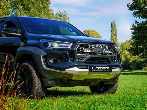 Toyota Hilux GR Sport (2024+) - Kit de Montagem para Grelha (inclui: 2x Triple-R 750 Wide, 1x Suportes para Grelha, 1x Kit de Cablagem)