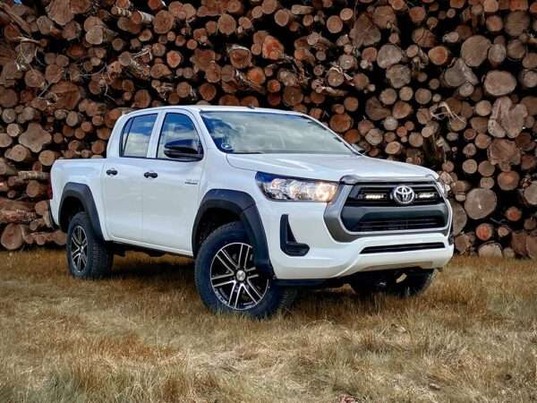 Toyota Hilux (Modelos Active, Icon e Invincible) (2021+) - Kit de Montagem para Grelha (inclui: 2x Linear-6 Standard, 1x Suportes de Montagem para Grelha, 1x Kit de Cablagem)