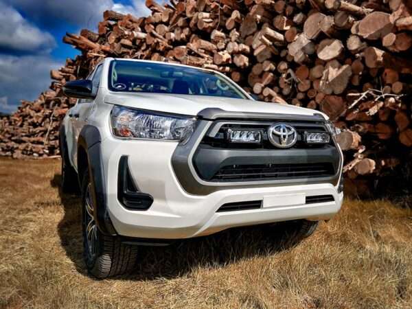 Toyota Hilux (Modelos Active, Icon e Invincible) (2021+) - Kit de Montagem na Grelha (inclui: 2x Triple-R 750 Wide, 1x Suportes de Montagem na Grelha, 1x Kit de Cablagem)