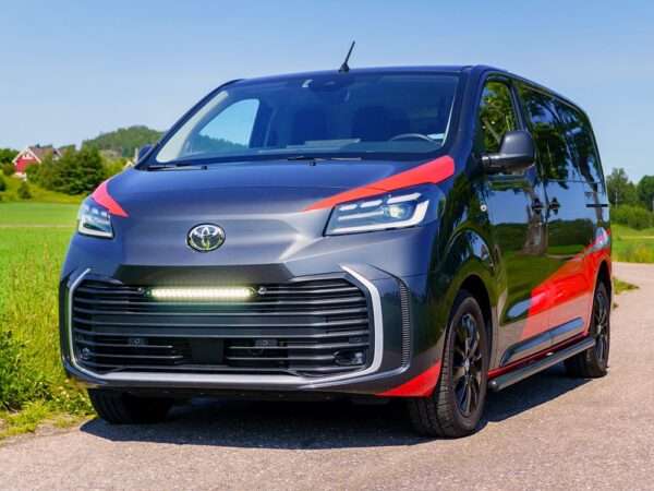 Toyota Proace (2023+) - Kit de Iluminação para Grelha (inclui: 1x Linear-18 Elite+, 1x Suportes de Montagem para Grelha, 1x Kit de Cablagem)