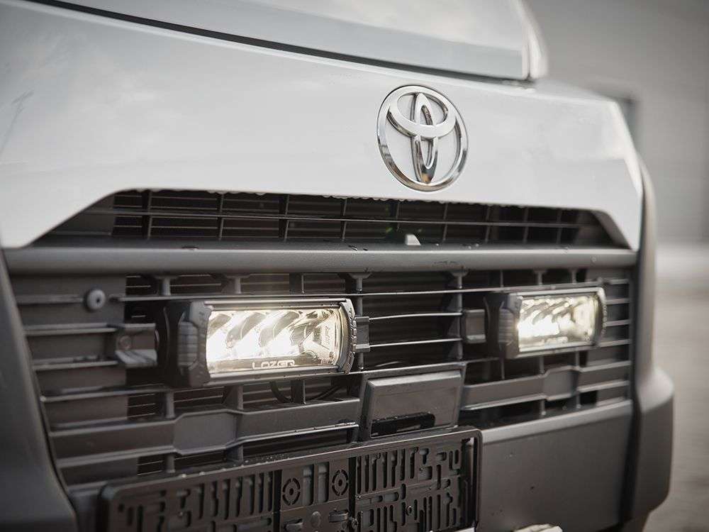 Toyota Proace Max (2023+) - Kit de Iluminação para Grelha (inclui: 2 x Triple-R 750 Elite (Gen2), 1 x GM-MAX-01K, 1 x Kit de Cablagem) - Image 3