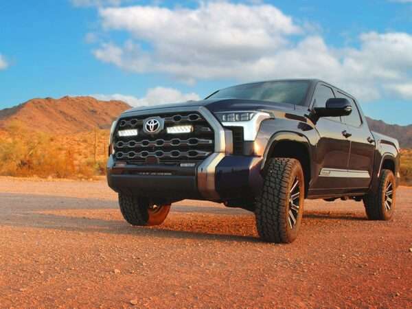 Toyota Tundra Platinum (2022+) - Kit de Montagem para Grelha (inclui: 2x Triple-R 850, 1x Suportes de Montagem para Grelha, 1x Kit de Cablagem)