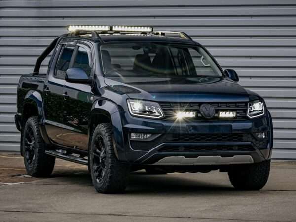 VW Amarok V6 (2016-2021) - Kit de Iluminação na Grelha (inclui: 2x Triple-R 750 Wide, 1x Suportes de Montagem na Grelha, 1x Kit de Cablagem)