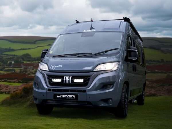 Fiat Ducato (2022+) - Kit de Iluminação na Grelha (inclui: 2x Triple-R 750 Std (Gen2), 1x Suportes de Montagem na Grelha, 1x Kit de Cablagem)