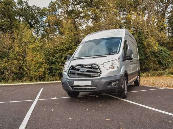 Ford Transit (2015-2018) - Kit de Iluminação para Grelha (inclui: 2x ST4 Evo, 1x Suportes para Grelha, 1x Kit de Cablagem)