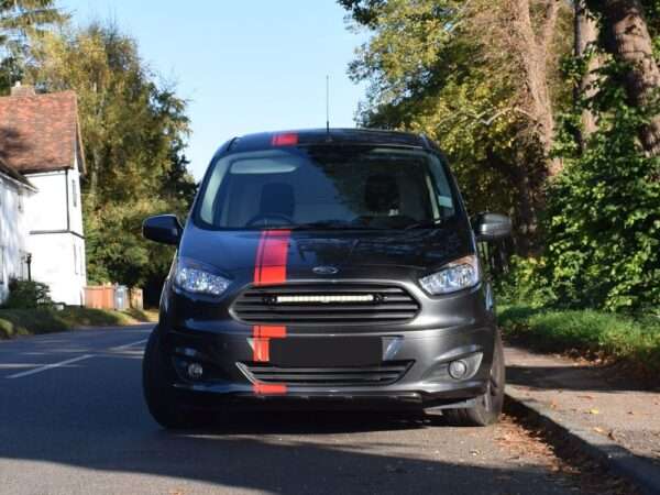 Ford Transit Courier (2014-2018) - Kit de Iluminação para Grelha (inclui: 1x Glide, 1x Suportes de Montagem para Grelha, 1x Kit de Cablagem)