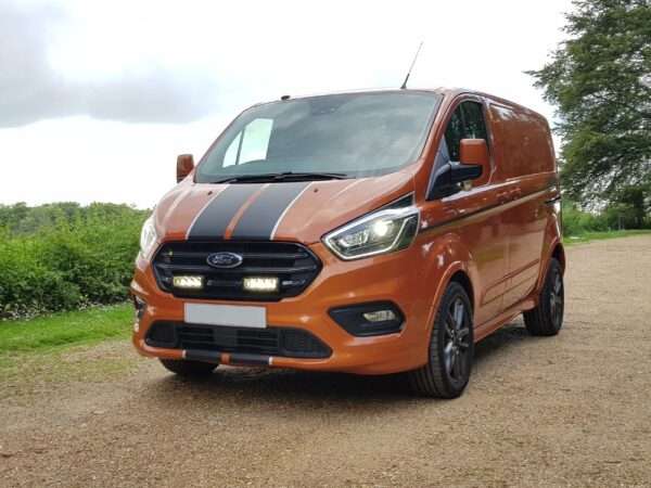 Ford Transit Custom (2018-2022) - Kit de Iluminação na Grelha (inclui: 2x Triple-R 750 Std (Gen2), 1x Suportes de Montagem na Grelha, 1x Kit de Cablagem)
