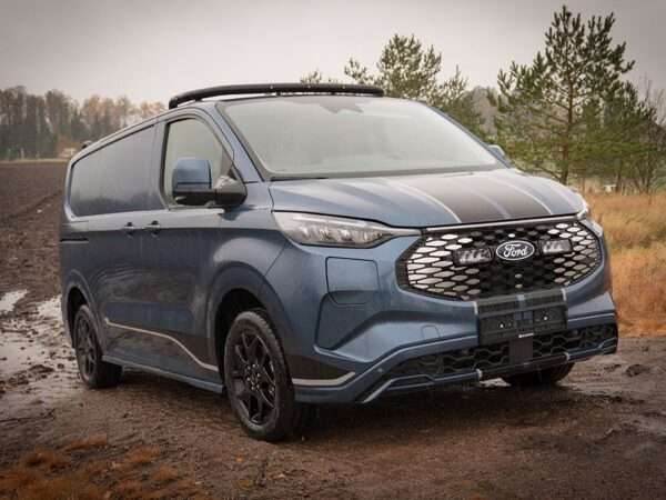 Ford Transit Custom Electric (2023+) - Kit de Iluminação na Grelha (inclui: 2x Triple-R 750 Beacon, 1x Suportes de Montagem na Grelha, 1x Kit de Cablagem)