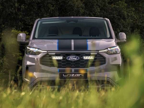 Ford Transit Custom Sport (2023+) - Kit de Iluminação na Grelha (inclui: 2x Triple-R 750, 1x Suportes de Montagem na Grelha, 1x Kit de Cablagem)