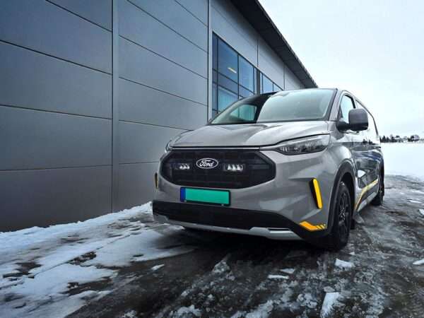 Ford Transit Custom Trail (2024+) - Kit de Iluminação para Grelha (inclui: 2x Triple-R 750 Beacon, 1x Suportes para Grelha, 1x Kit de Cablagem)