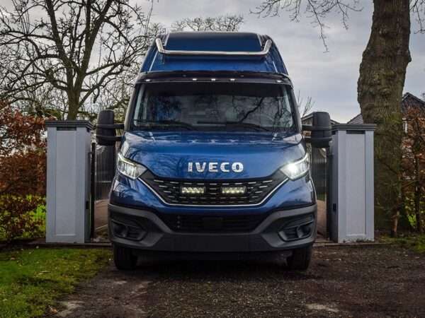 Iveco Daily (2019-2021) - Kit de Iluminação para Grelha (inclui: 2x Triple-R 750 Elite (Gen2), 1x Suportes de Montagem para Grelha, 1x Kit de Cablagem)