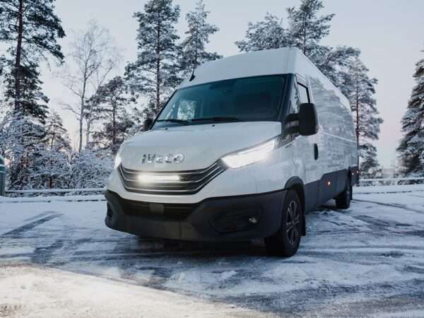 Iveco Daily (2024+) - Kit de Iluminação para Grelha (inclui: 1x Glide Elite com PL, 1x Suportes de Montagem para Grelha, 1x Kit de Cablagem)