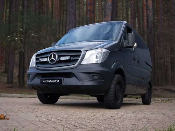 Mercedes Sprinter (2013-2017) - Kit de Iluminação na Grelha (inclui: 2x Triple-R 750 Wide, 1x Suportes de Montagem na Grelha, 1x Kit de Cablagem)
