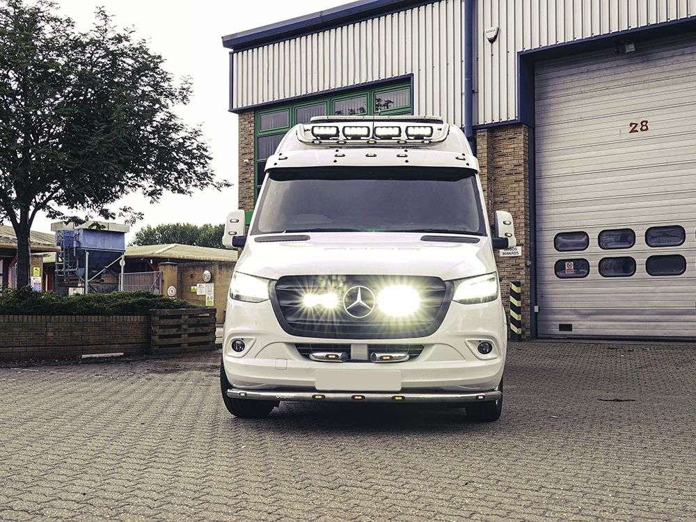 Mercedes Sprinter (2018+) - Kit de Iluminação na Grelha (inclui: 2x Triple-R 750 Beacon, 1x Suportes para Grelha, 1x Kit de Cablagem)