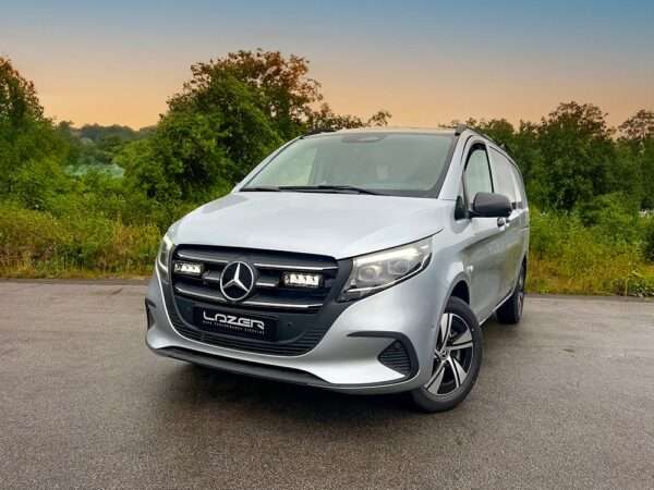 Mercedes Vito (2024+) - Kit de Iluminação na Grelha (inclui: 2x Triple-R 750 Elite, 1x Suportes de Montagem na Grelha, 1x Kit de Cablagem)