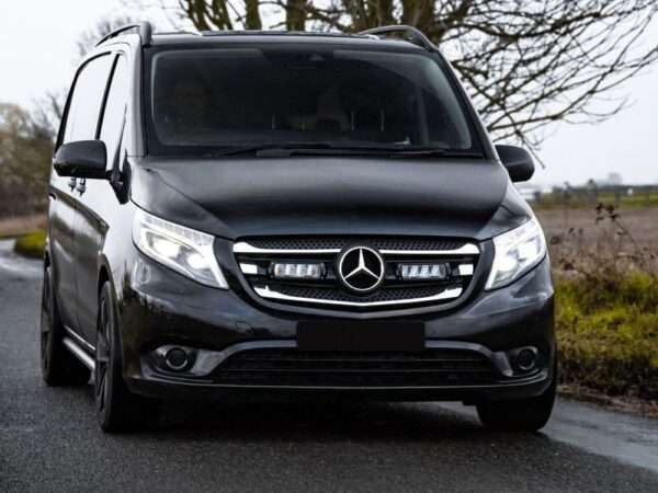 Mercedes Vito (2014-2019) - Kit de Iluminação para Grelha (inclui: 2x Triple-R 750 Std (Gen2), 1x Suportes de Montagem para Grelha, 1x Kit de Cablagem)