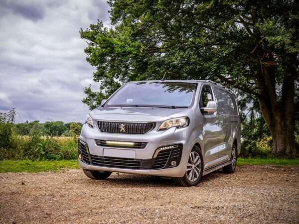 Peugeot Expert (2016-2023), Vauxhall/Opel Vivaro (2019+) & Citroen Dispatch (2016-2023) - Kit de Iluminação para Grelha (inclui: 1x Linear-18 Elite com i-LBA, 1x Suportes de Montagem para Grelha, 1x Kit de Cablagem)